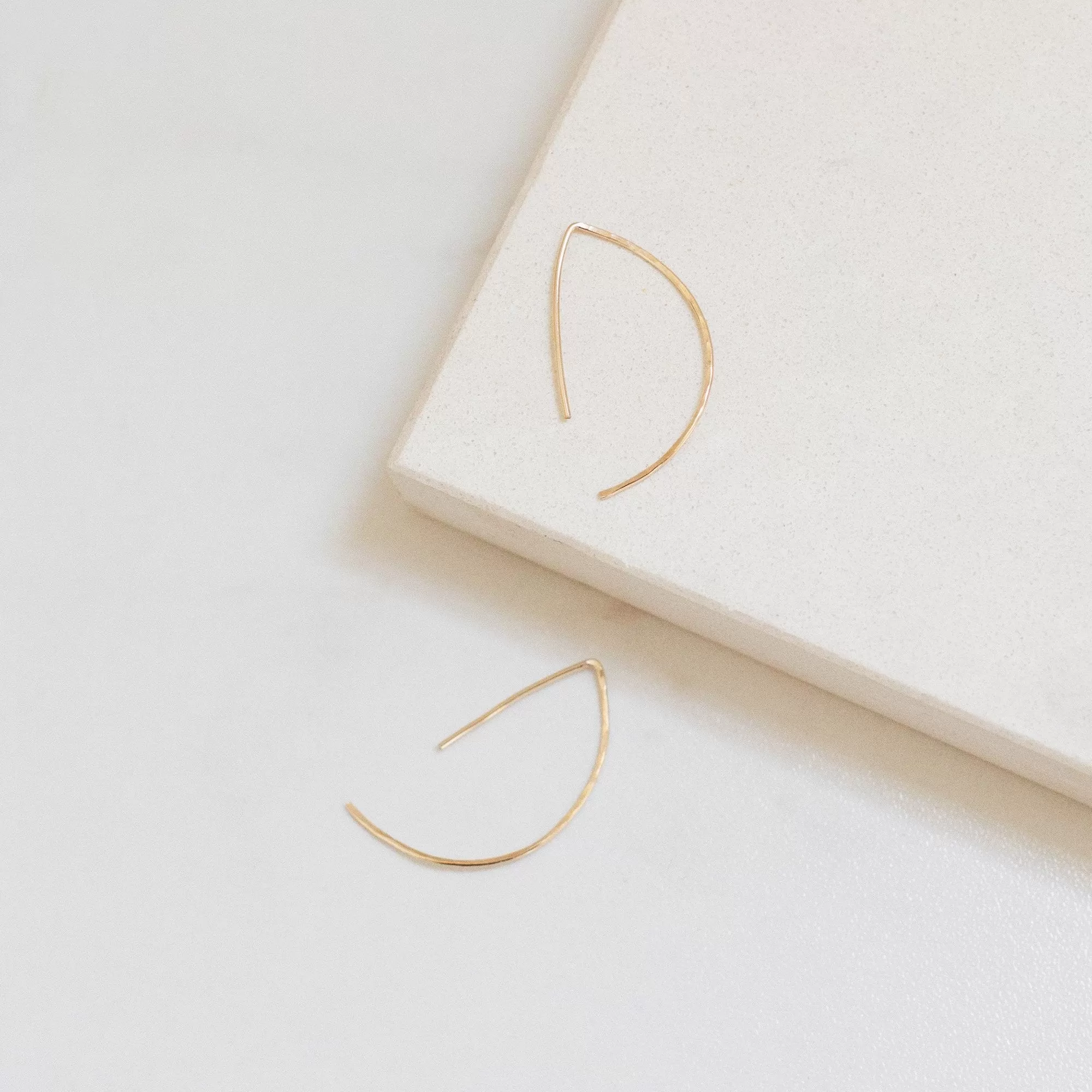 14K Gold Threaded Wishbone Earrings (Gold)